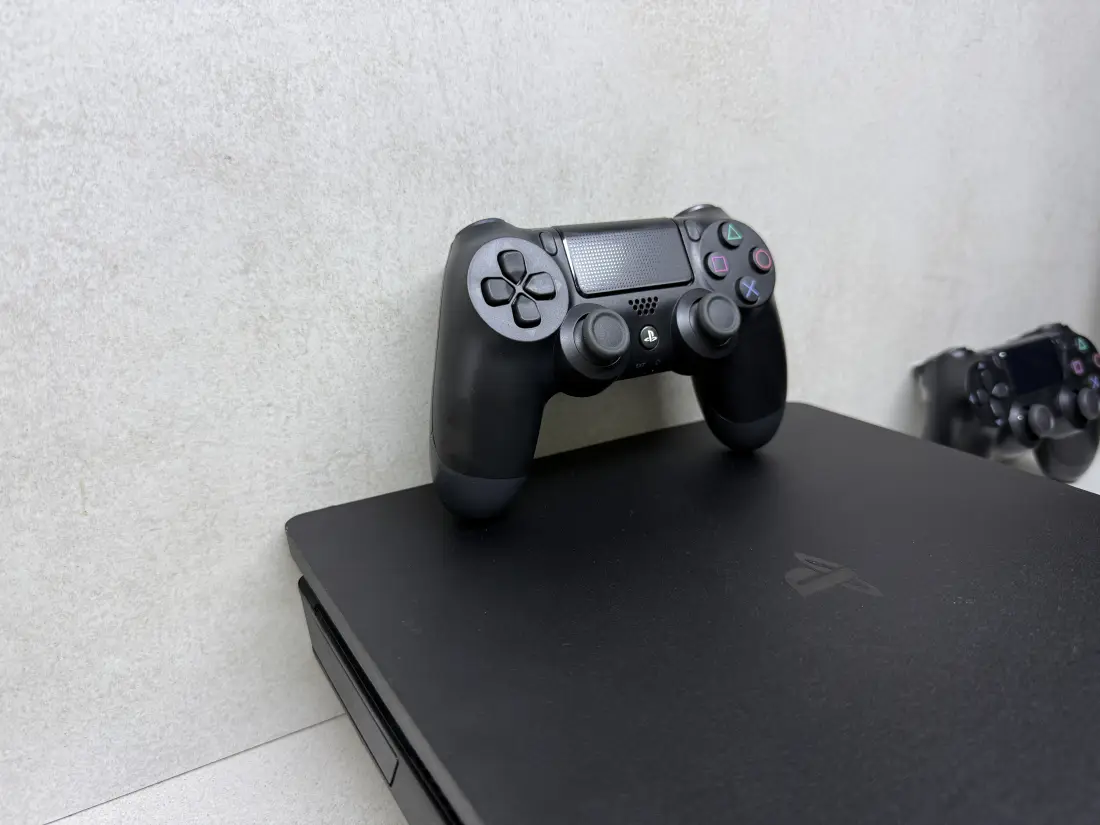 PS4 Slim > 500gb / Fortnite + Roblox + eFootbal …