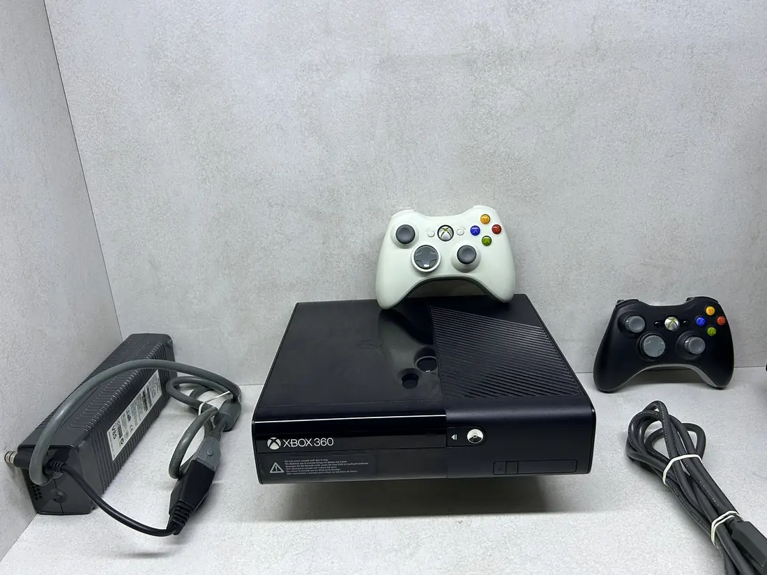 XBOX 360 E Slim > 250gb / 100 igara / GTA V + Minecraft …
